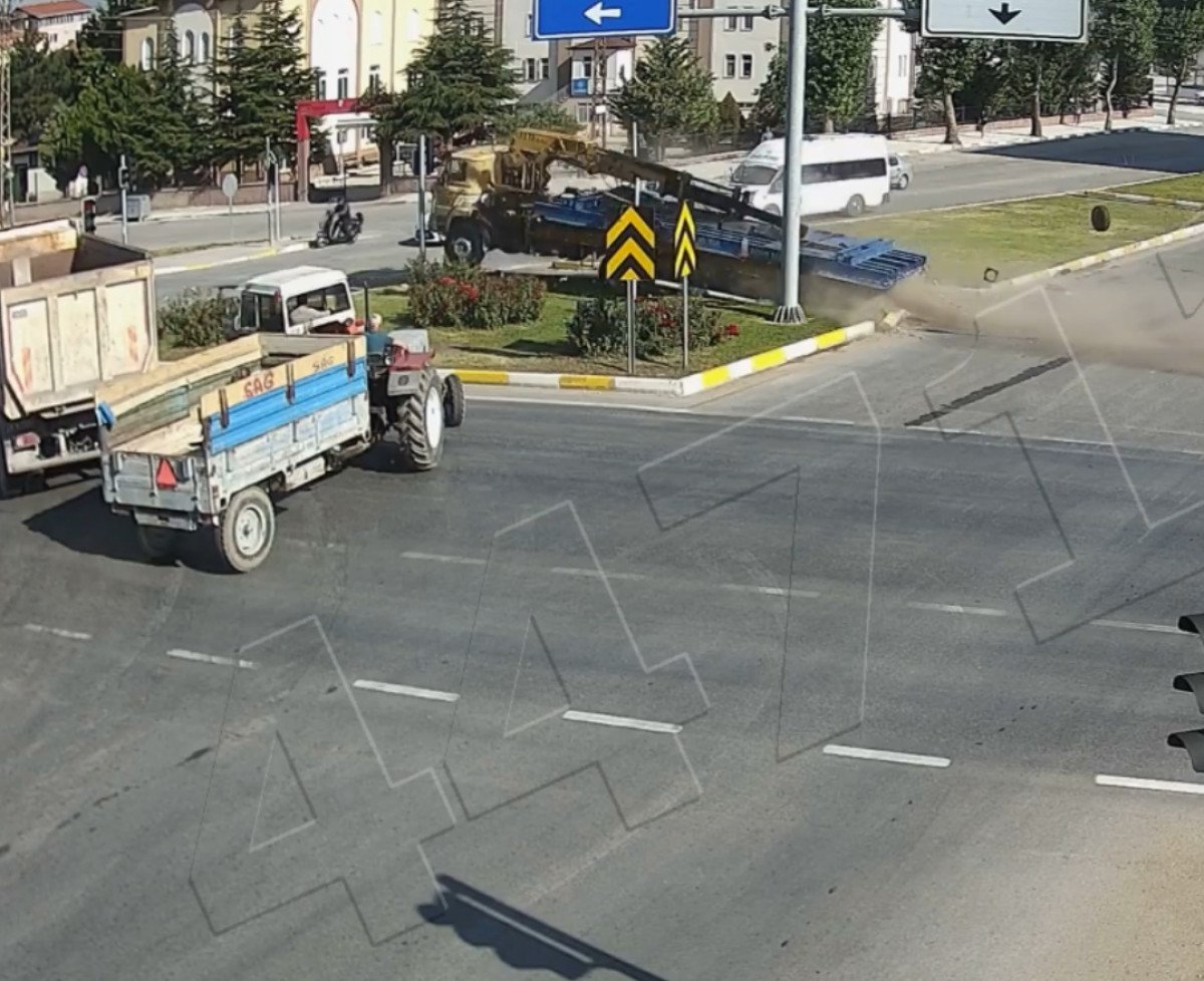 Çorum’da freni boşalan vinç, otomobil ve yayalara çarptı: 2 ölü #4