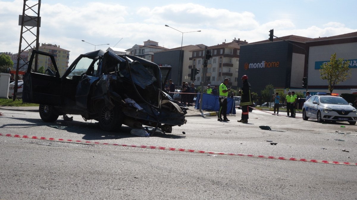 Çorum’da freni boşalan vinç, otomobil ve yayalara çarptı: 2 ölü #7