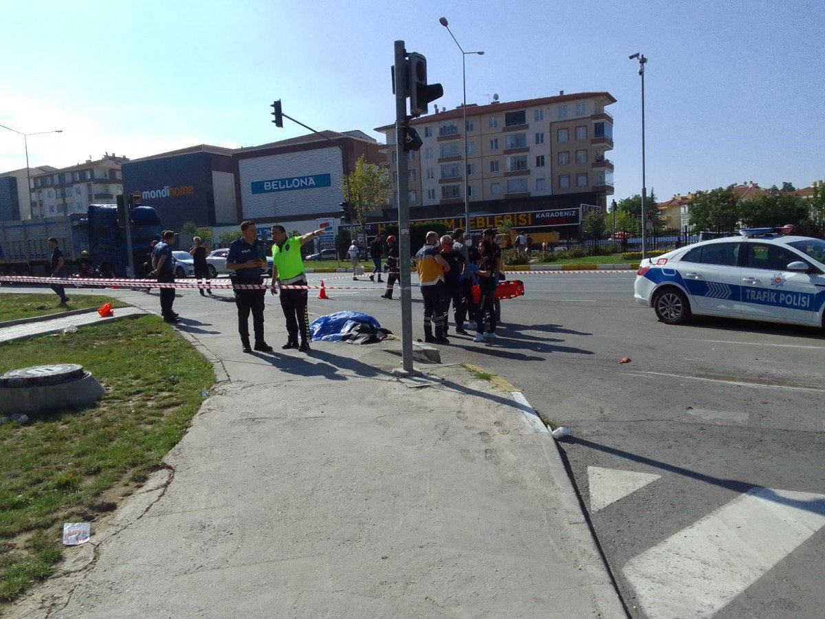 Çorum’da freni boşalan vinç, otomobil ve yayalara çarptı: 2 ölü #8