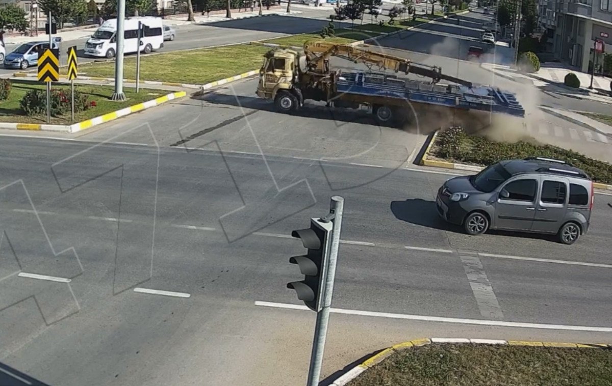 Çorum’da freni boşalan vinç, otomobil ve yayalara çarptı: 2 ölü #3