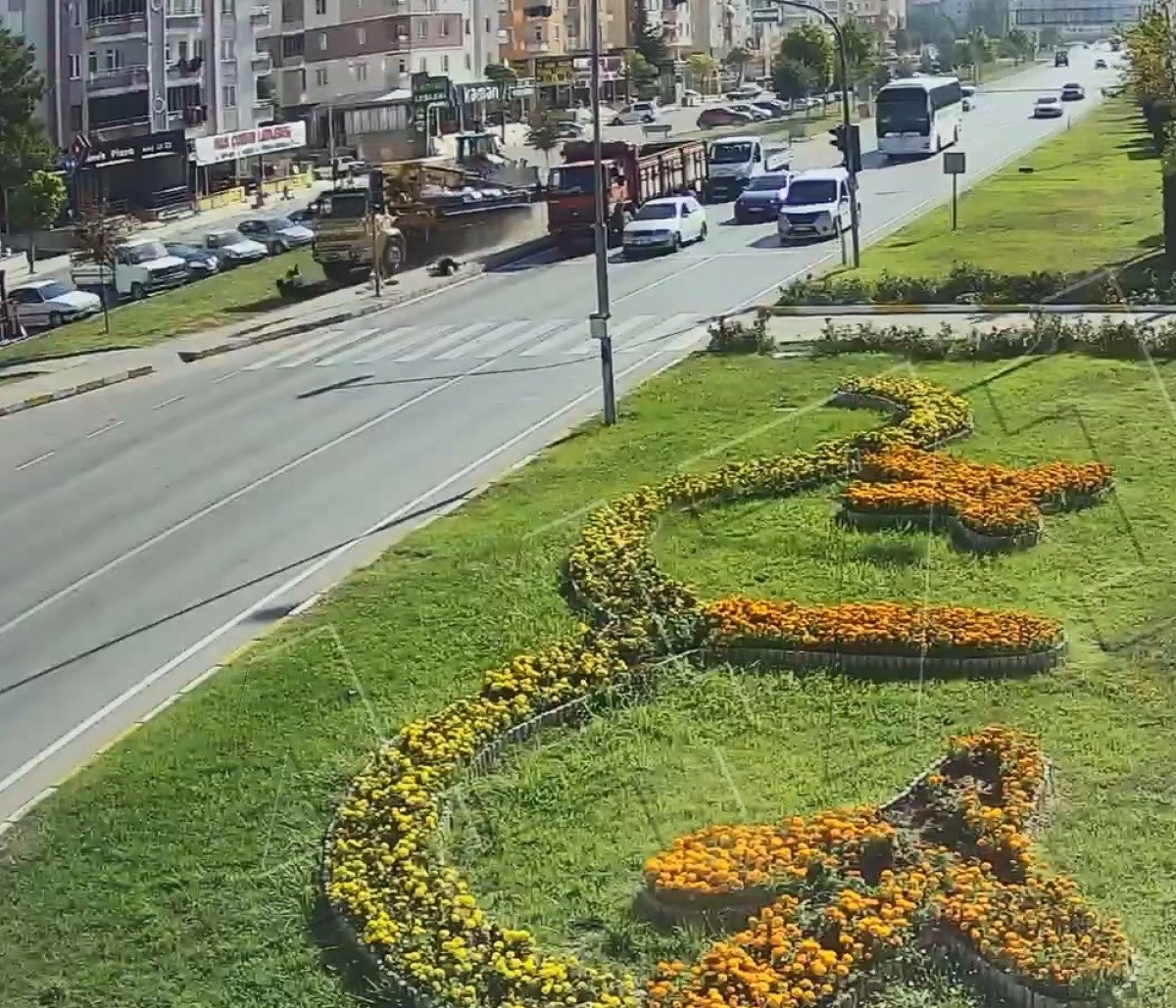 Çorum’da freni boşalan vinç, otomobil ve yayalara çarptı: 2 ölü #5