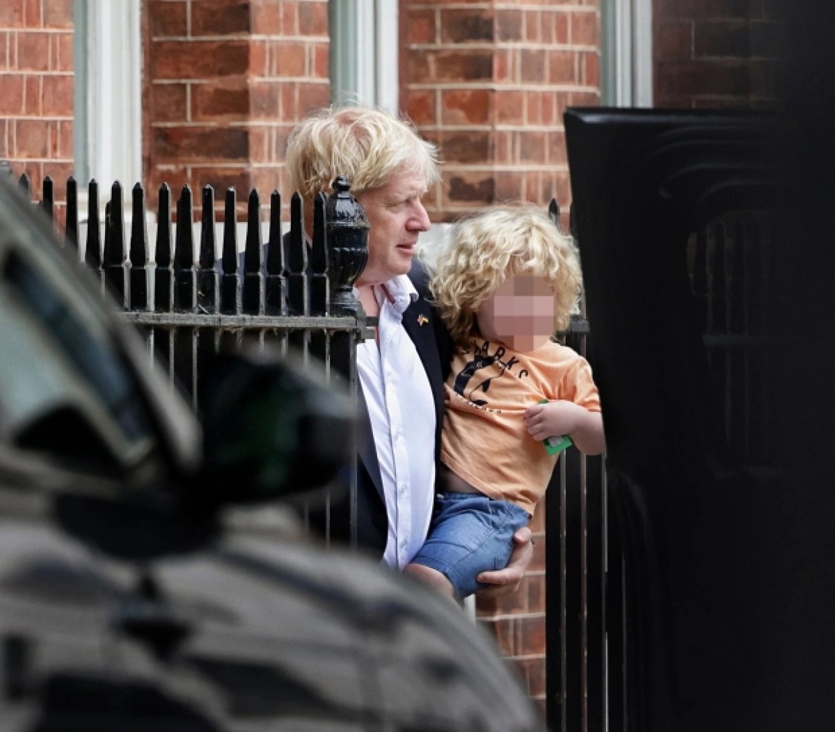 Boris Johnson and his son Wilfred caught on camera #1