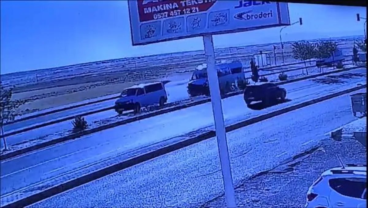 Diyarbakır da hasarlı minibüse, tarım işçilerini taşıyan minibüs çarptı #2