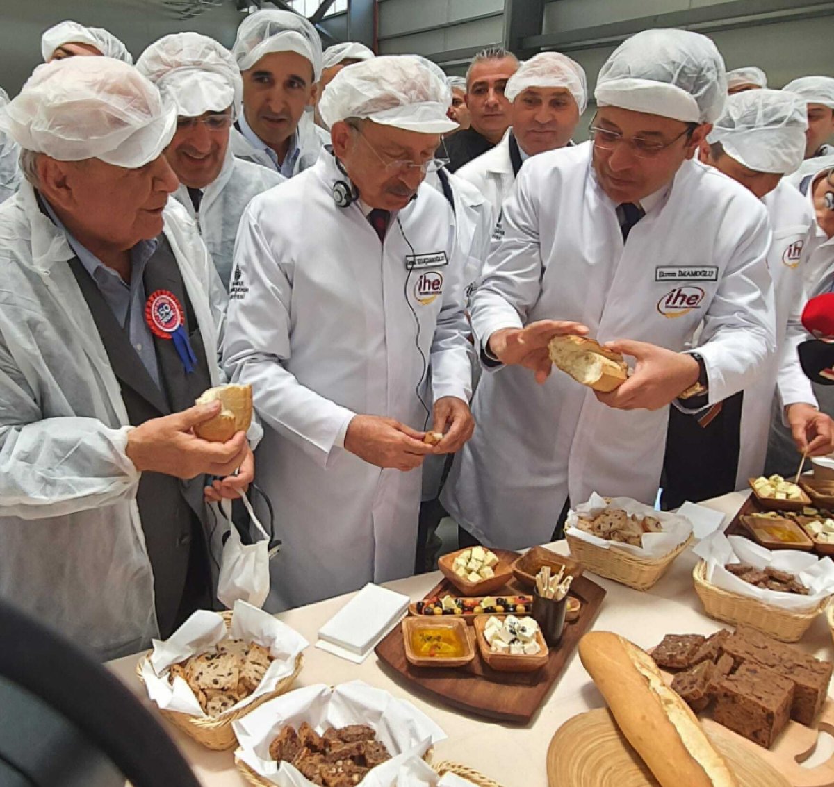 İBB Halk Ekmek Fabrikası açılışında Ekrem İmamoğlu, Kemal Kılıçdaroğlu na ekmek bölüp verdi #1