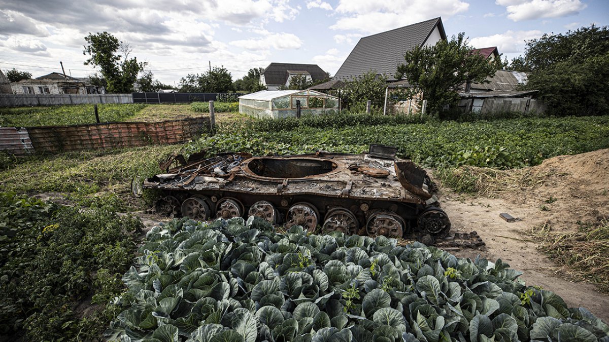 They live with tank debris in their yards in Ukraine #5