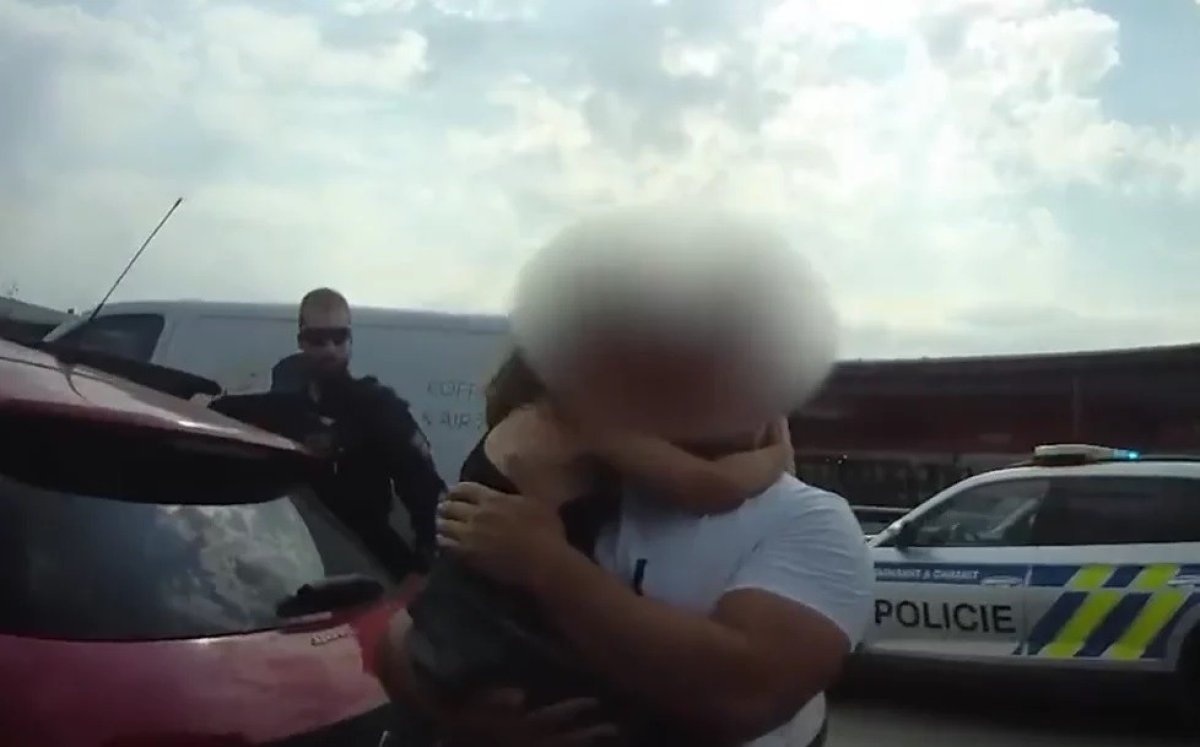 Çekya’da arabada unutulan çocuk polisler tarafından kurtarıldı #3