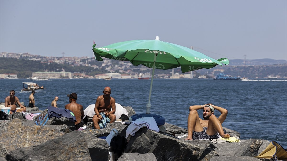 İstanbul'da sıcaktan bunalanlar sahillerde serinlemeye çalıştı