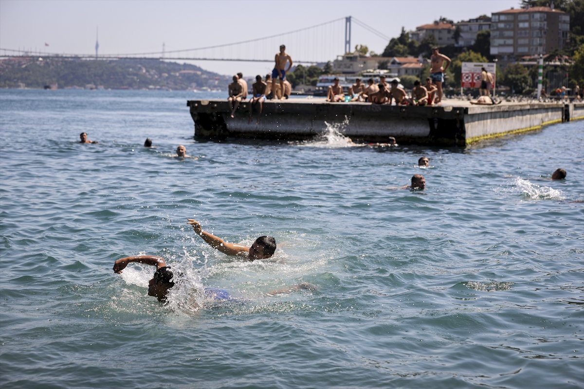 İstanbul da sıcaktan bunalanlar sahillerde serinlemeye çalıştı #1