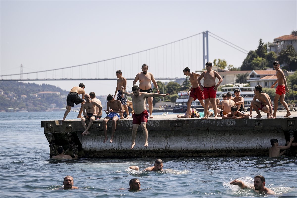 İstanbul da sıcaktan bunalanlar sahillerde serinlemeye çalıştı #2