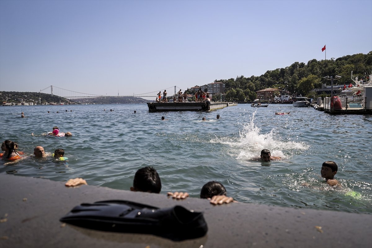 İstanbul da sıcaktan bunalanlar sahillerde serinlemeye çalıştı #6