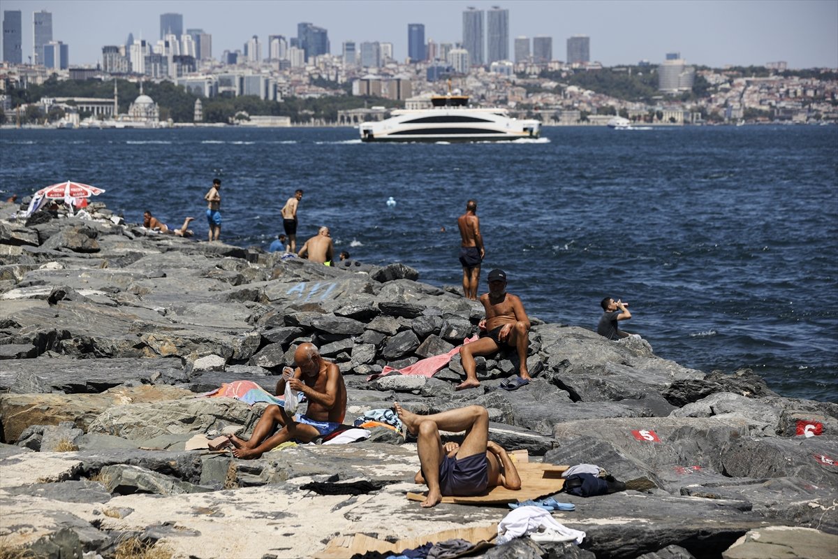 İstanbul da sıcaktan bunalanlar sahillerde serinlemeye çalıştı #3