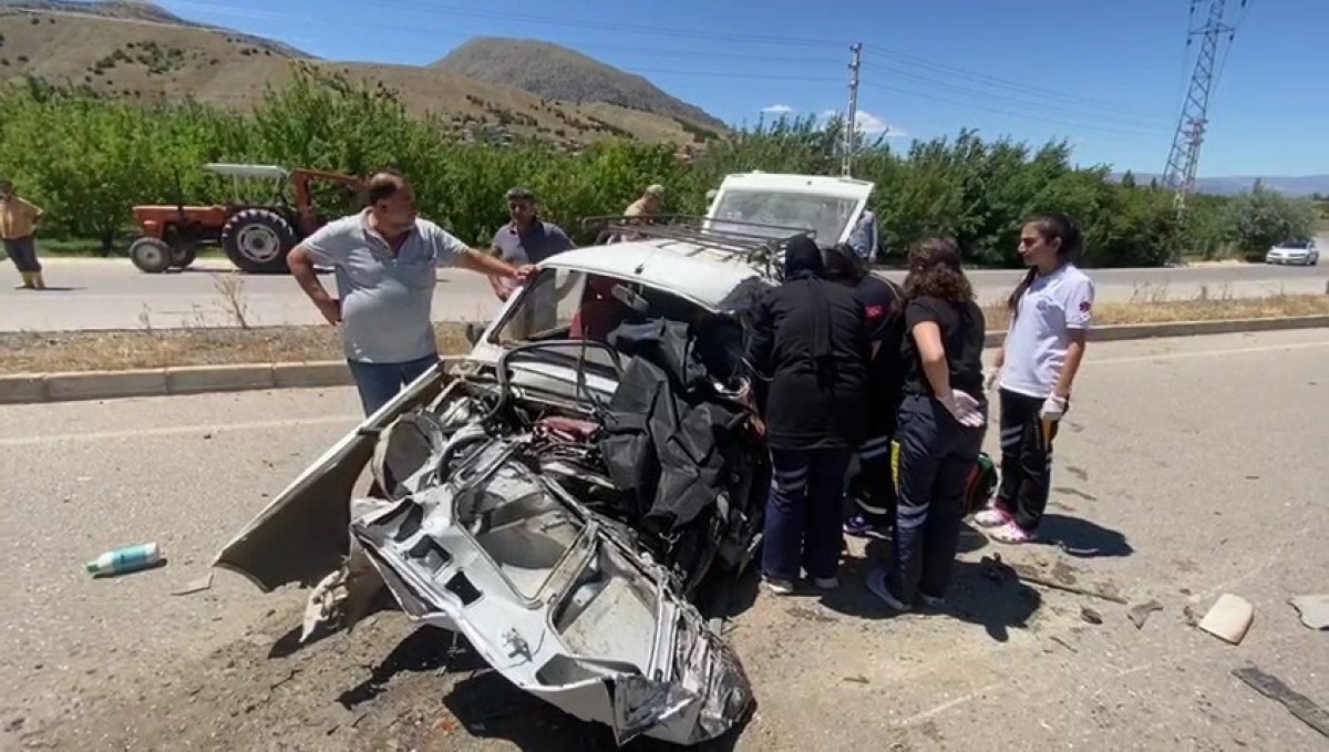 Erzincan da tırla çarpışan aracın sürücüsü hayatını kaybetti #2