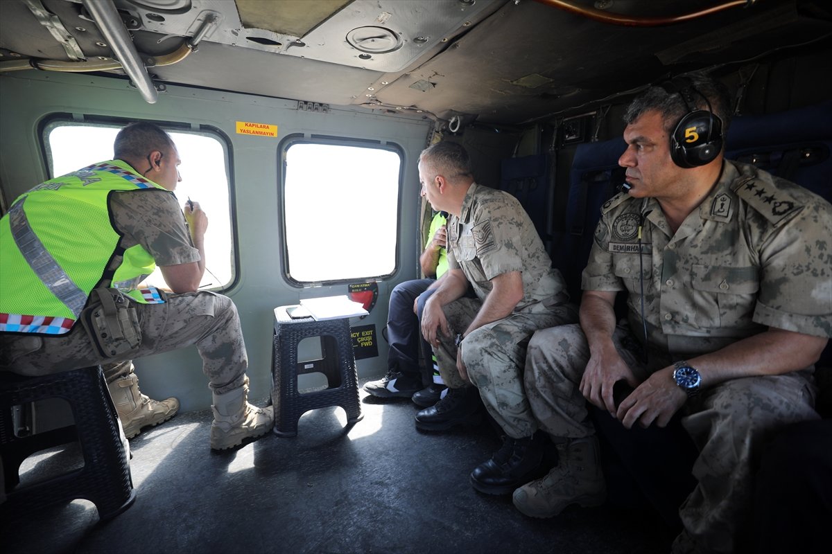 Iğdır da trafik kurallarına uymayan sürücüler helikopter ile denetlendi #1