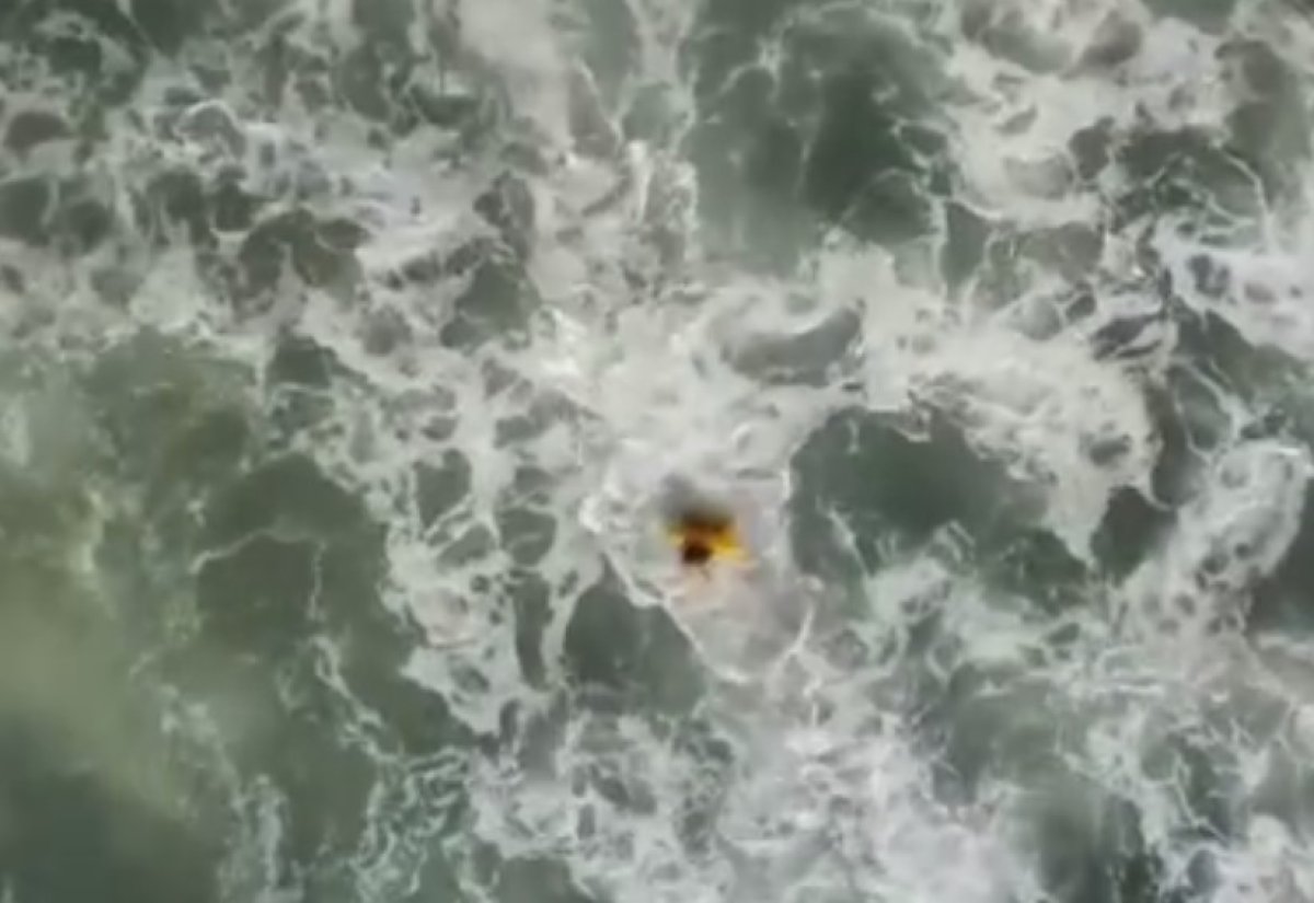 İspanya da boğulmak üzere olan çocuğun yardımına dron koştu #2
