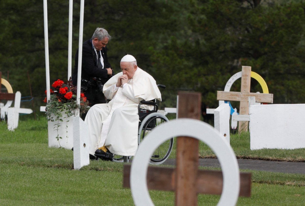 pope-francis-apologizes-to-natives-in-canada-kimdeyir