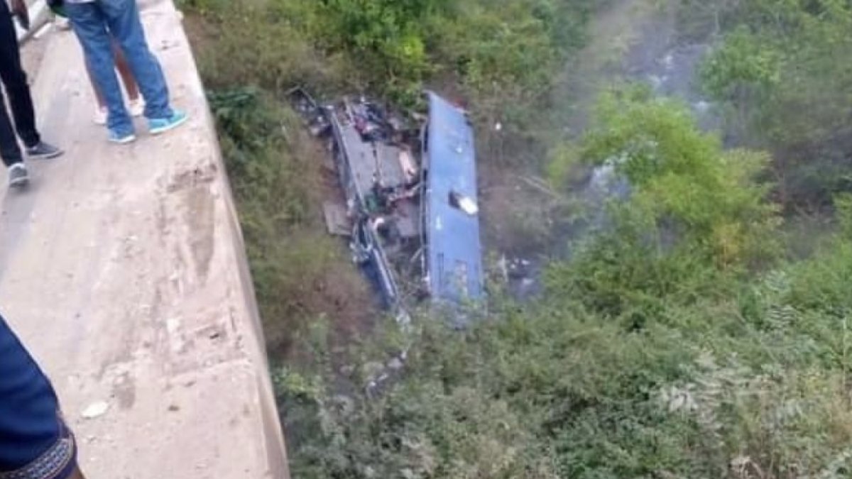 Passenger bus crashed into river in Kenya: 24 dead