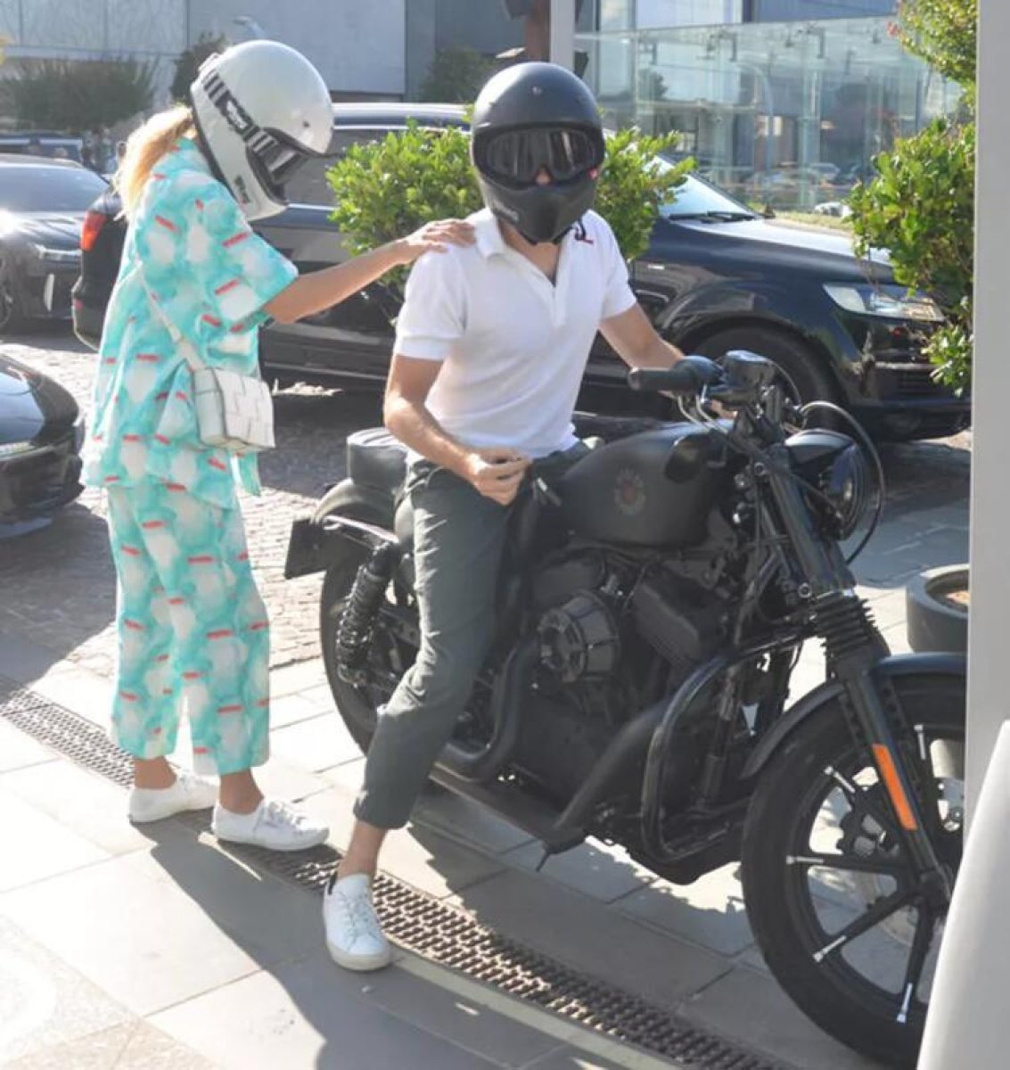 Burcu Esmersoy, kaskı çıkarmadı #1