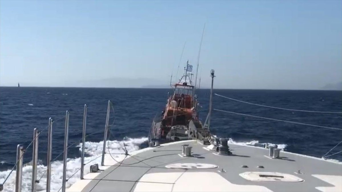 Yelkenli tekneyi taciz eden Yunan unsurları, Türk askerlerini görünce kaçtı  #5