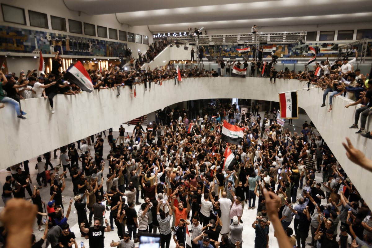 Irak’ta Şii lider Sadr’ın destekçileri parlamentoyu bastı #1