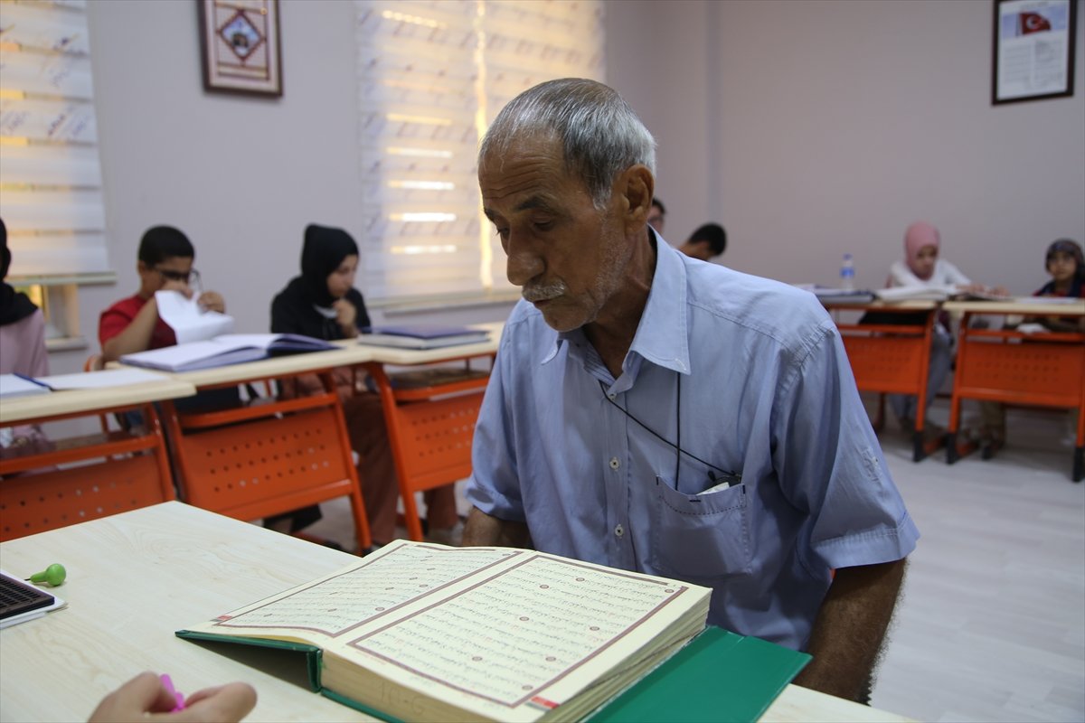 Şanlıurfa da 77 yaşındaki vatandaş, Kur an okuma hayalini gerçekleştirdi #1