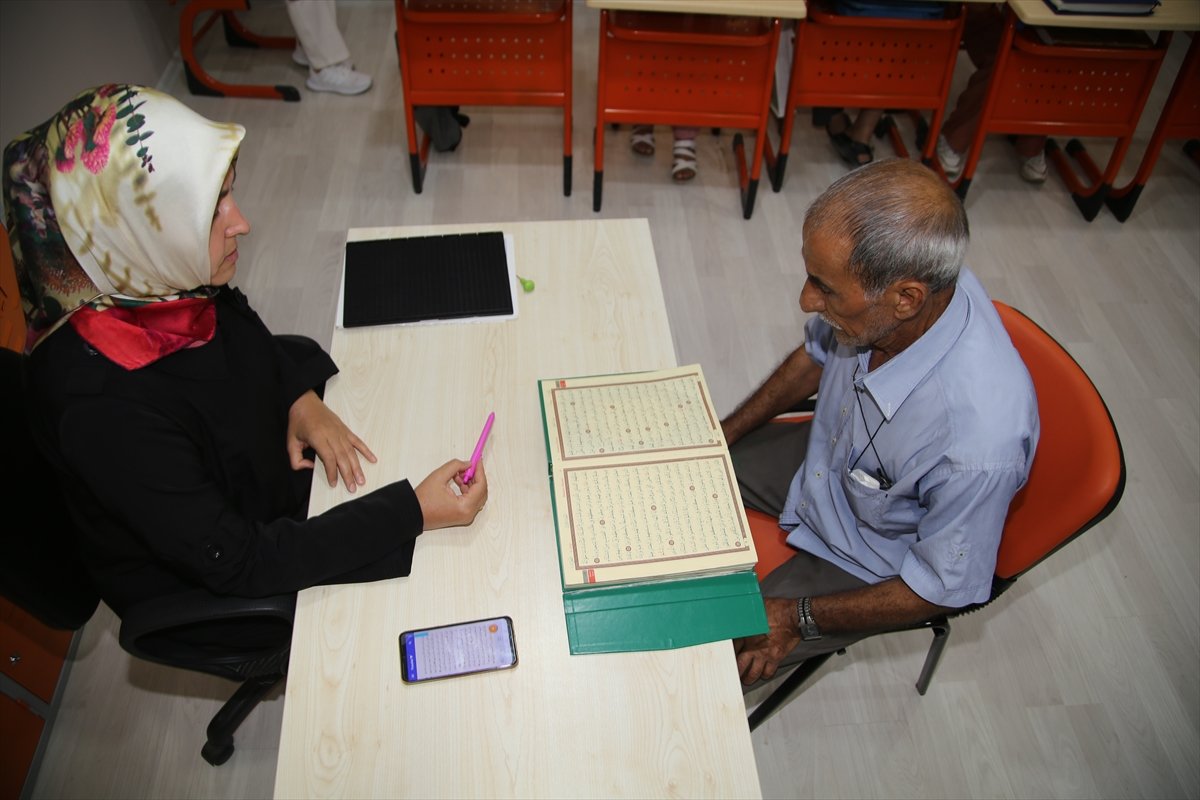 Şanlıurfa da 77 yaşındaki vatandaş, Kur an okuma hayalini gerçekleştirdi #3
