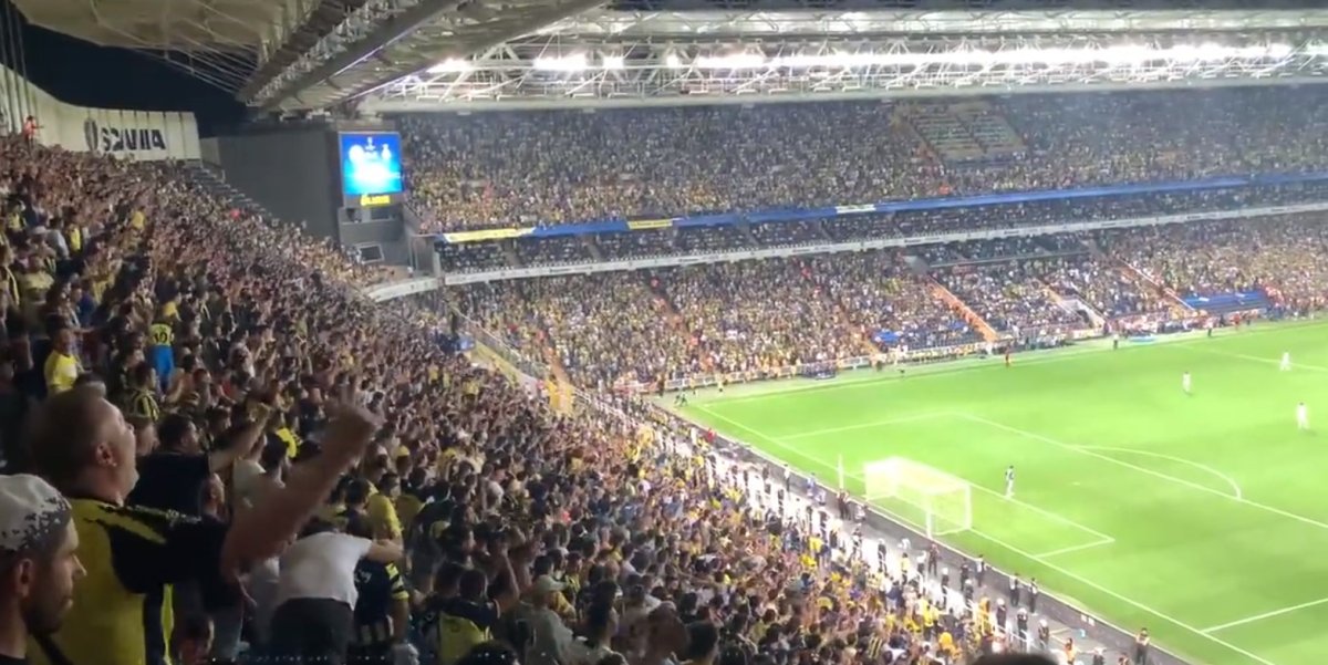 Dinamo Kiev in golü sonrası Fenerbahçe taraftarından  Vladimir Putin  tezahüratı #1