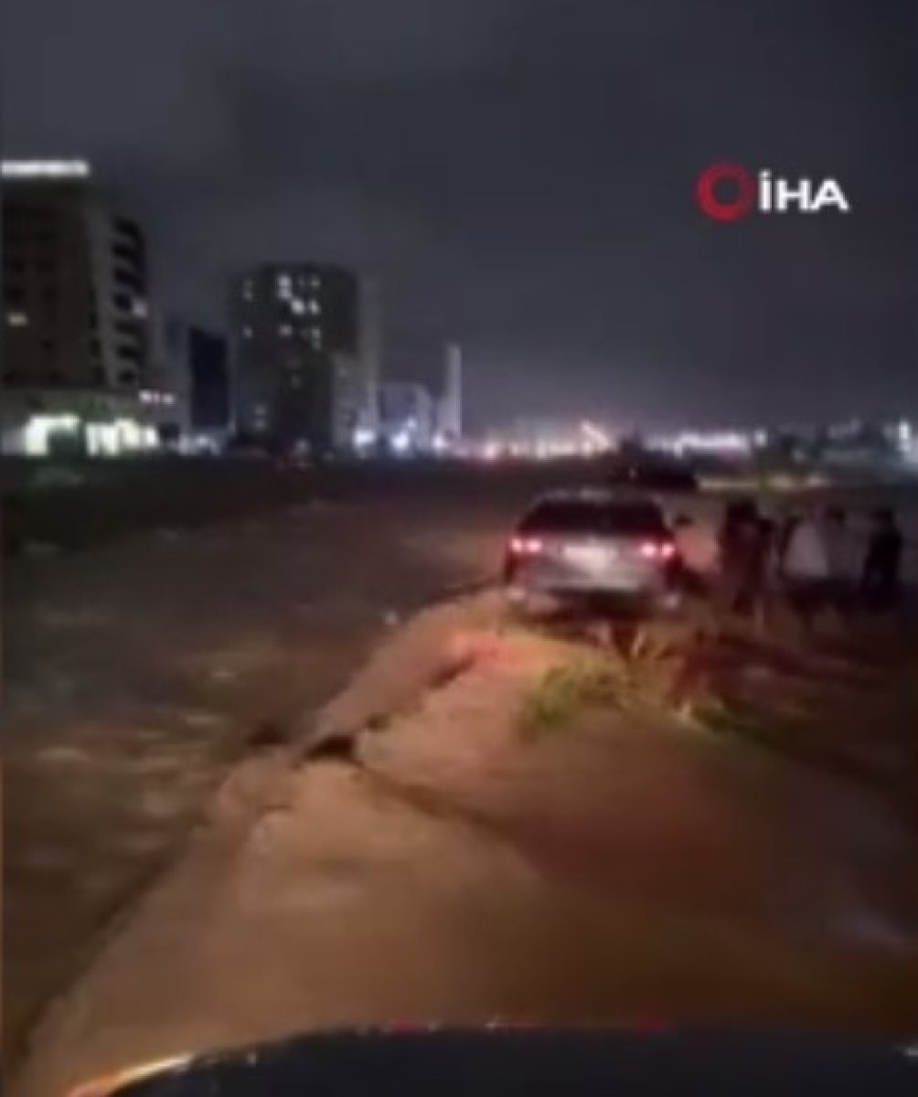 Streets and streets turned into lakes in UAE: Dozens of vehicles left on the road #2