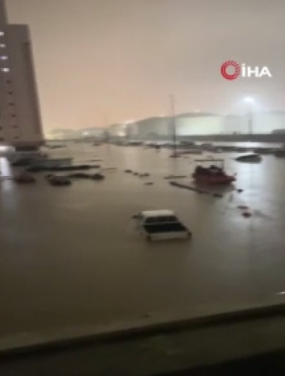 Streets and streets turned into lakes in UAE: Dozens of vehicles left on the road #3