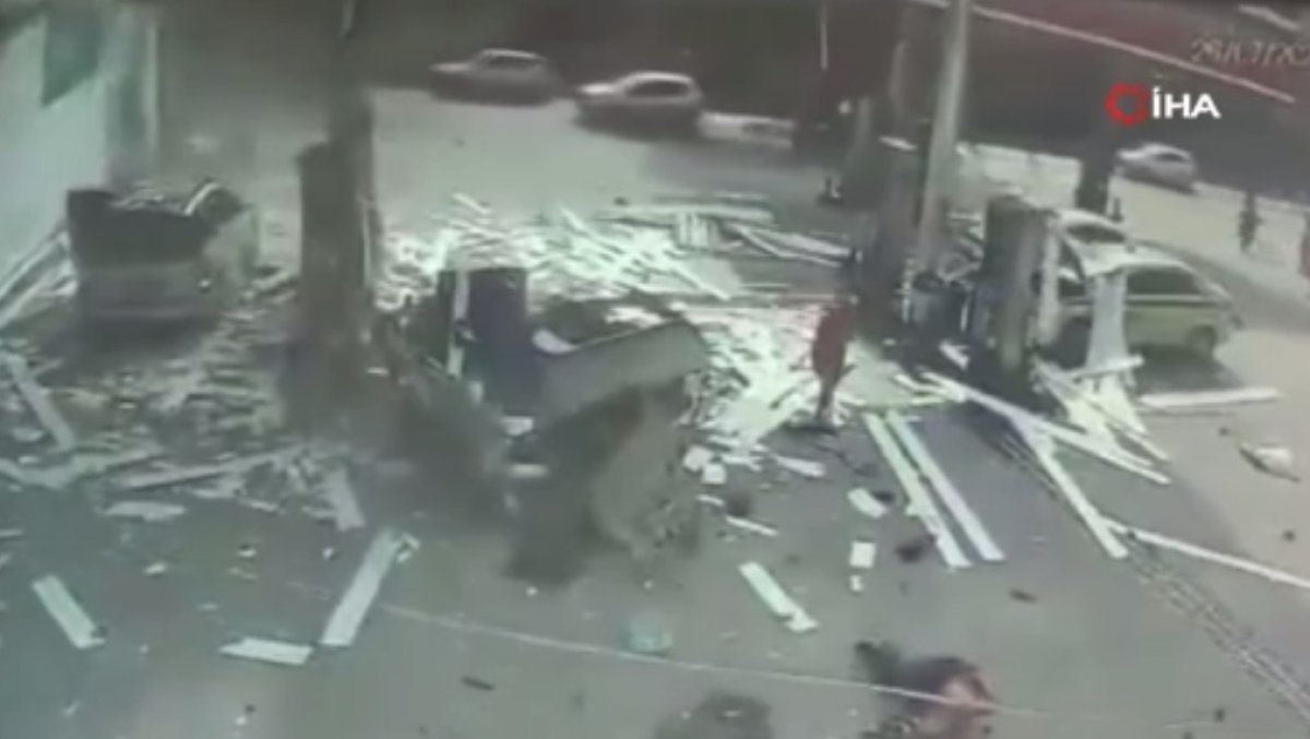 Brezilya da dolumu yapılan otomobilin LPG tankı patladı  #3