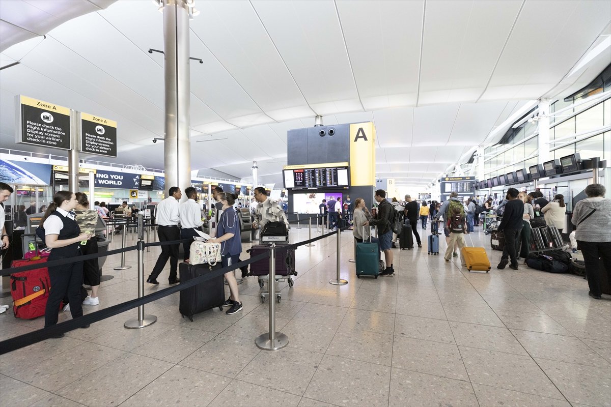 İngiltere deki havalimanlarında personel eksikliği ve aşırı yoğunluk krizi sürüyor #7