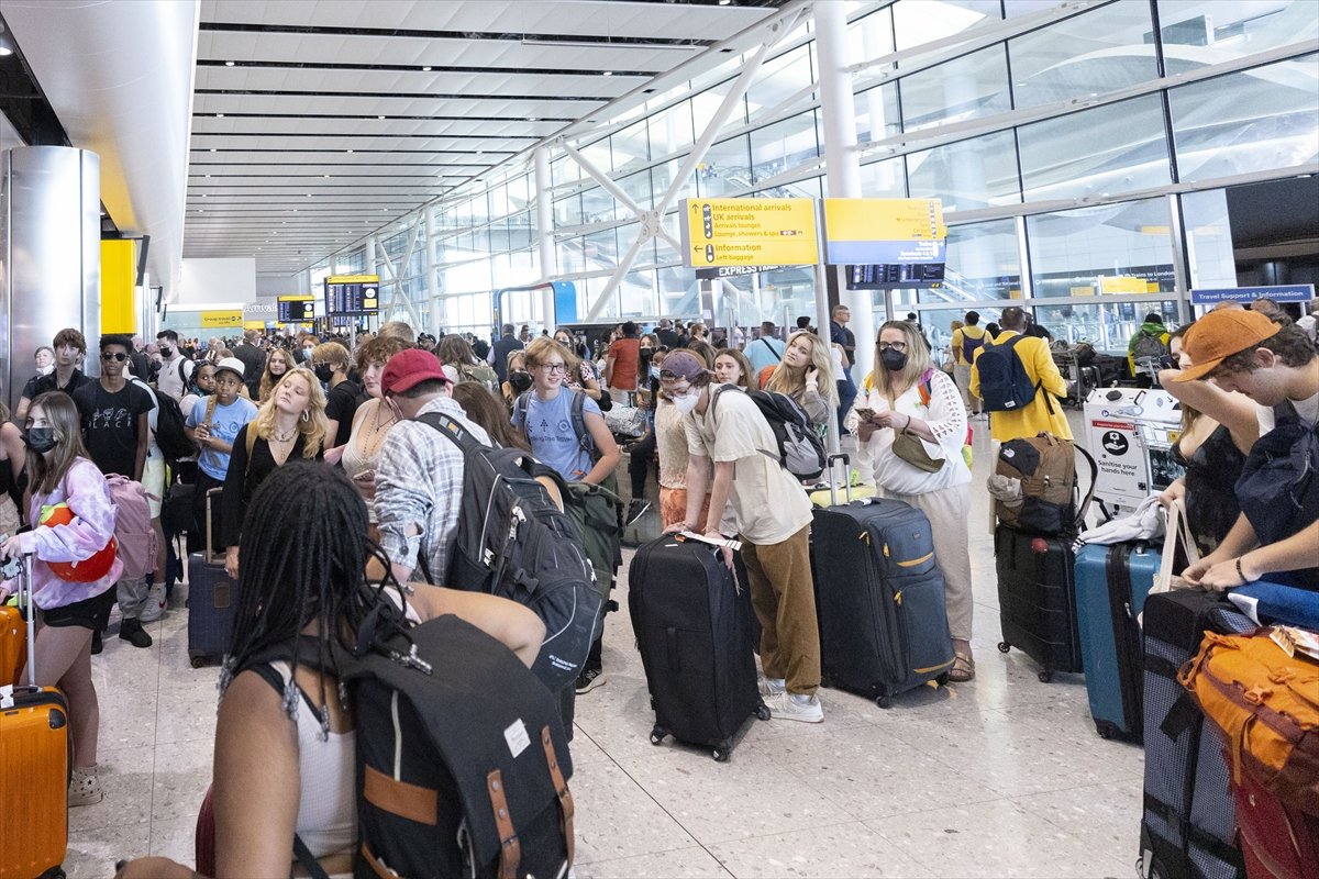 İngiltere deki havalimanlarında personel eksikliği ve aşırı yoğunluk krizi sürüyor #10