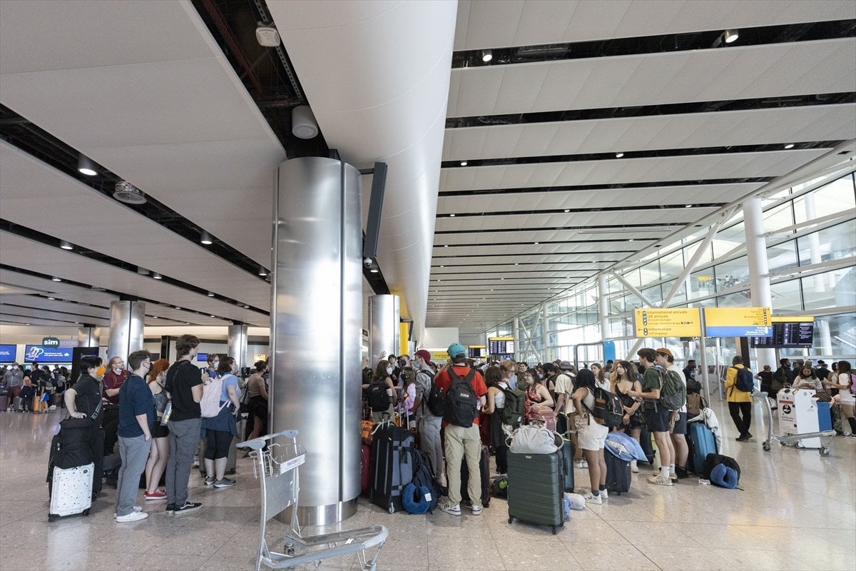 İngiltere deki havalimanlarında personel eksikliği ve aşırı yoğunluk krizi sürüyor #8