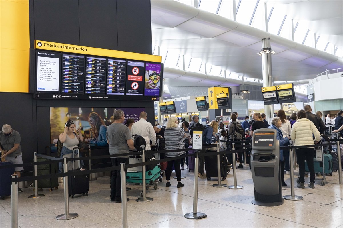 İngiltere deki havalimanlarında personel eksikliği ve aşırı yoğunluk krizi sürüyor #5