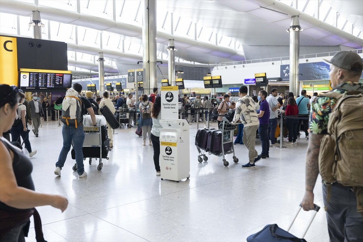 İngiltere deki havalimanlarında personel eksikliği ve aşırı yoğunluk krizi sürüyor #3