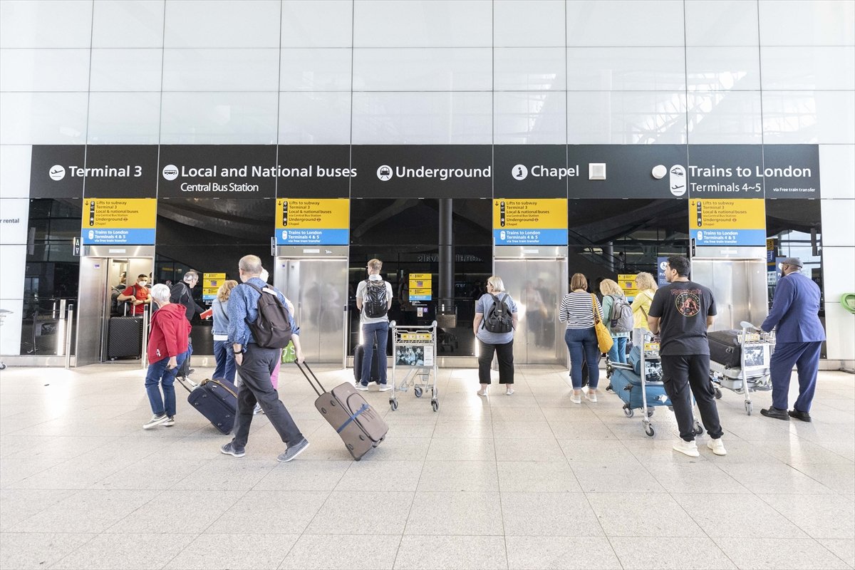 İngiltere deki havalimanlarında personel eksikliği ve aşırı yoğunluk krizi sürüyor #1