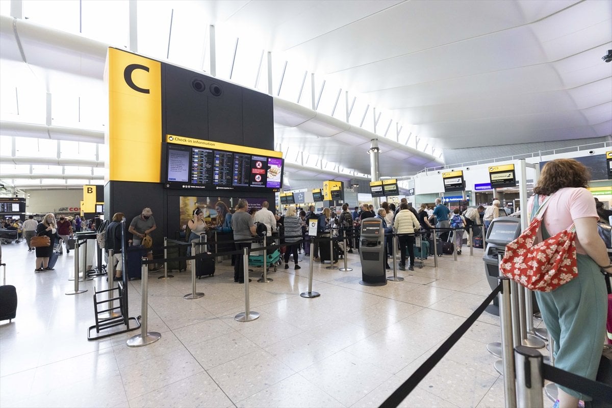 İngiltere deki havalimanlarında personel eksikliği ve aşırı yoğunluk krizi sürüyor #6