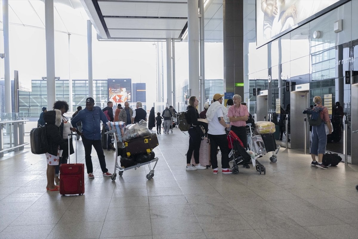 İngiltere deki havalimanlarında personel eksikliği ve aşırı yoğunluk krizi sürüyor #2