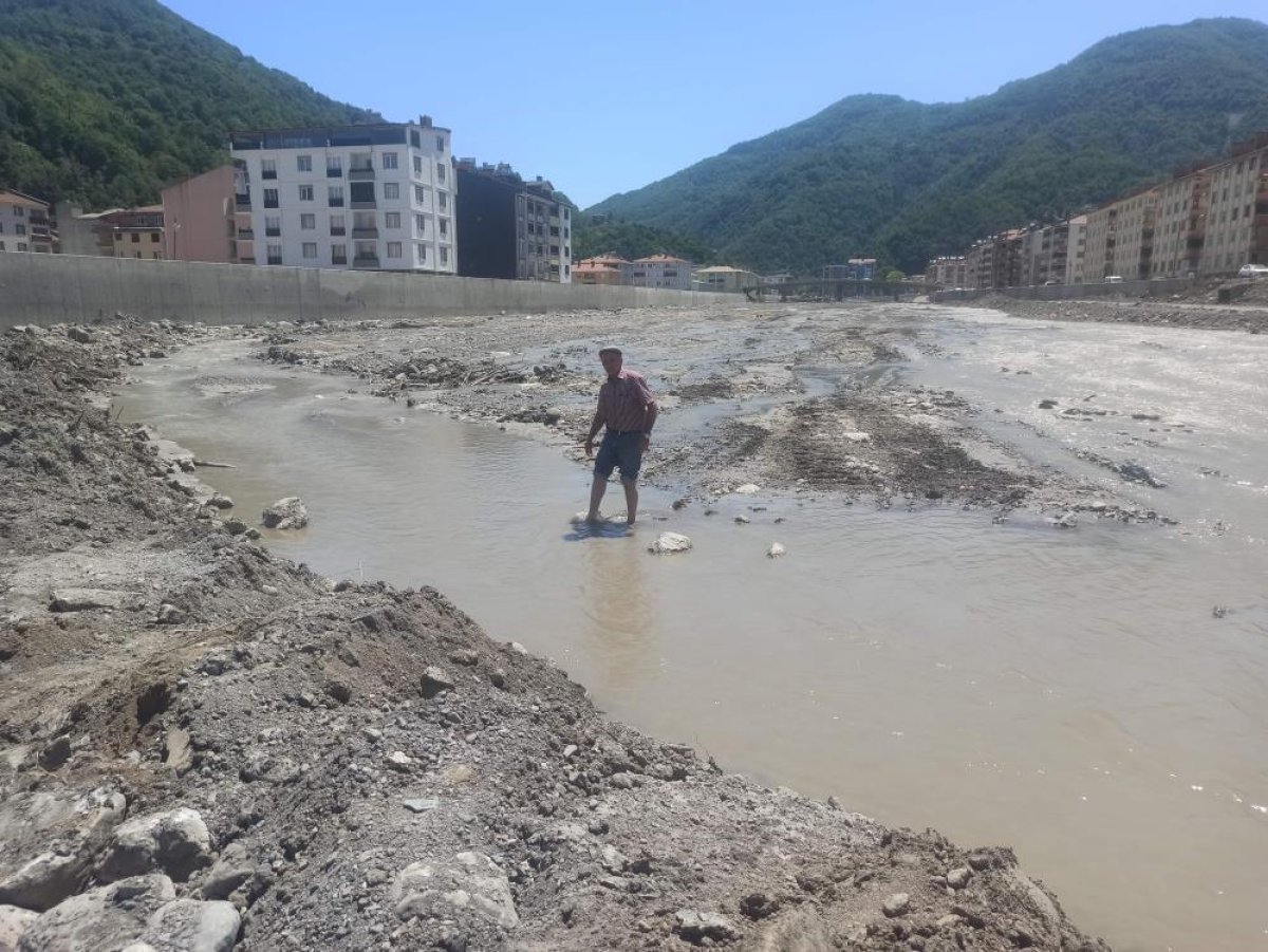 Kastamonu da selden etkilenen Ezine Çayı’nda su çekildi #1