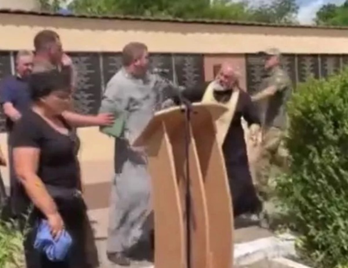 Crusade attack from pro-Russian priest to Ukrainian nun at the funeral of a Ukrainian soldier #1