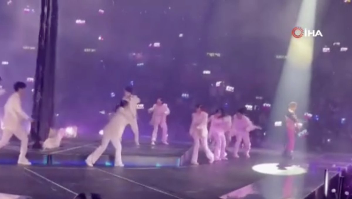 The giant screen fell on the dancers during a concert in Hong Kong #2