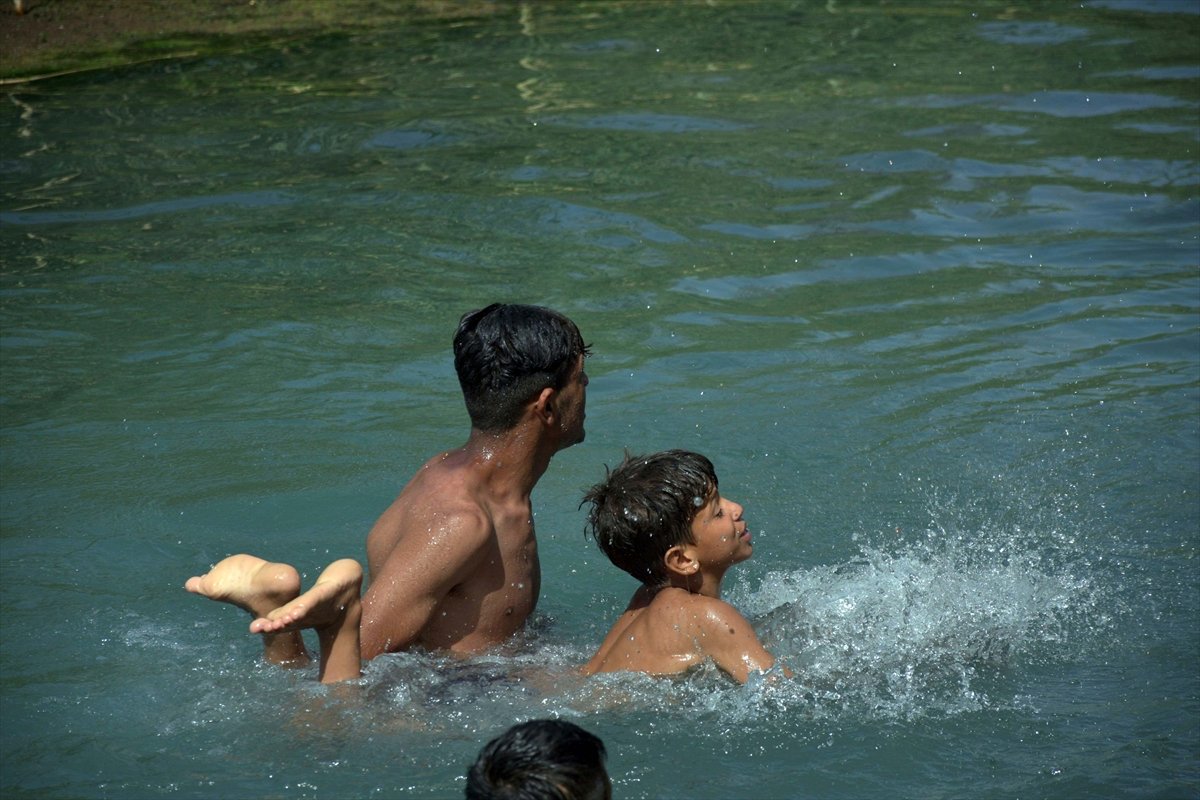 People in Sulaymaniyah enter the rivers to cool off #9