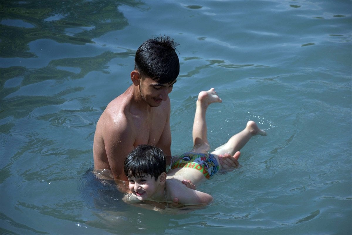 People in Sulaymaniyah enter the rivers to cool off #6