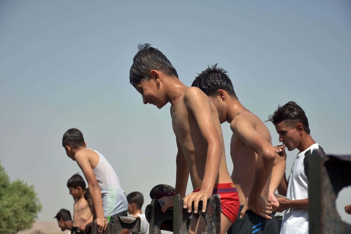 People in Sulaymaniyah enter the rivers to cool off #5