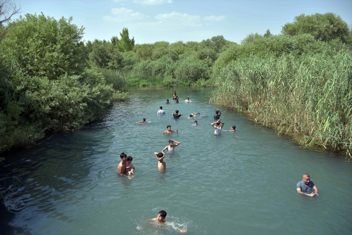 People in Sulaymaniyah enter the rivers to cool off #4