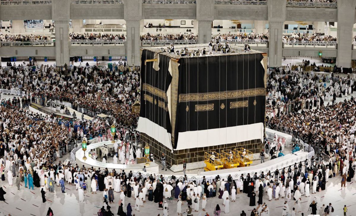 The cover of the Kaaba has been changed #7