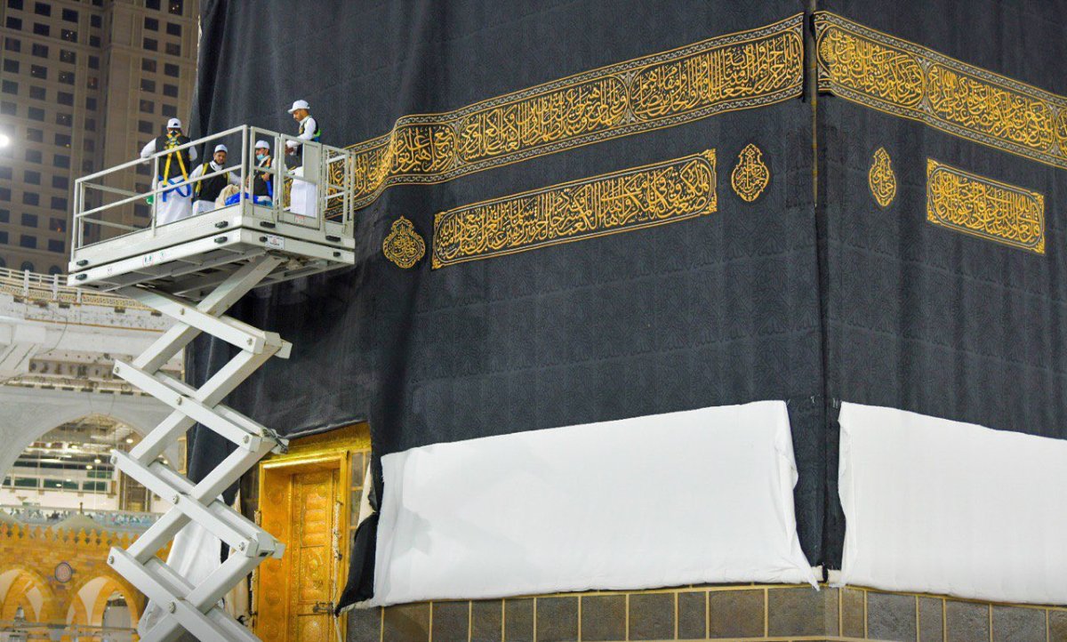 The cover of the Kaaba has been changed #9