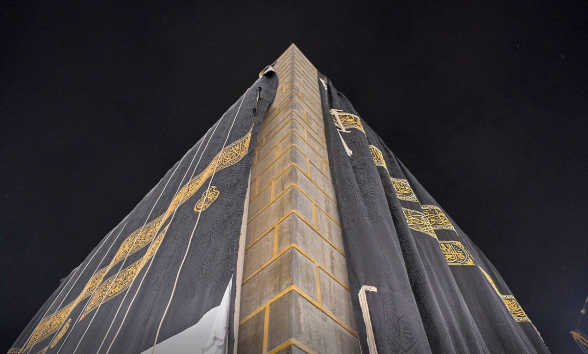 The cover of the Kaaba has been changed #4