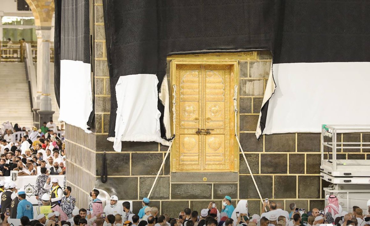 The cover of the Kaaba has been changed #10