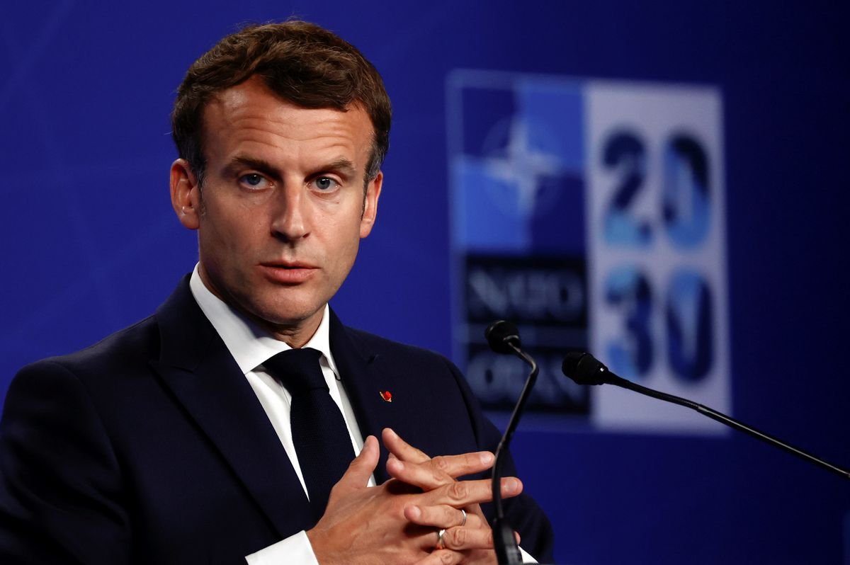 Beninli Bakan ın, Macron un dokunduğu omuzunu temizlemesi gündem oldu #2