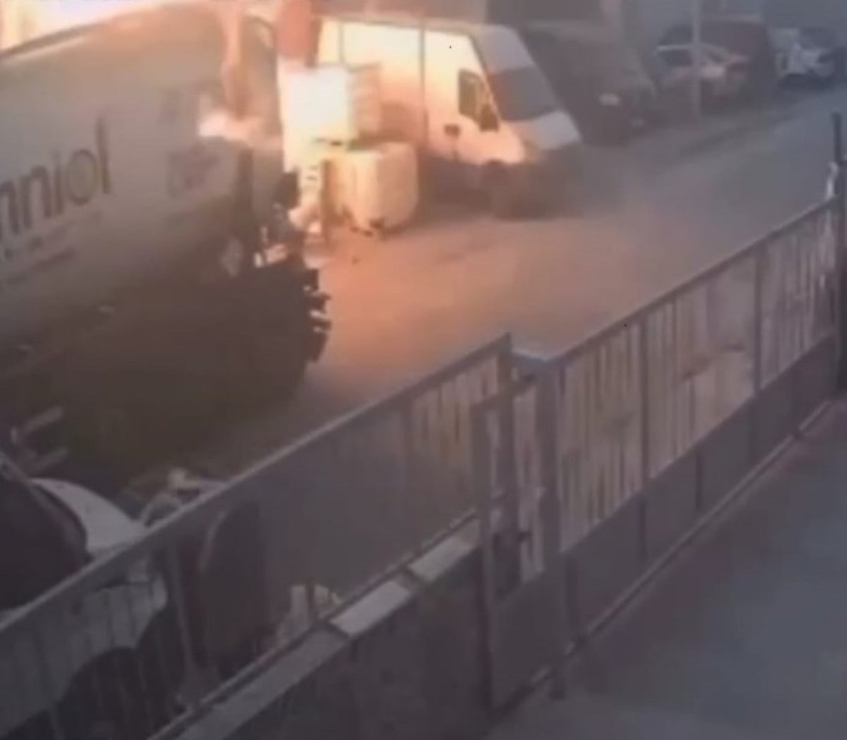 İzmir’de 1 kişinin öldüğü kimya imalathanesindeki patlama anı kamerada #1